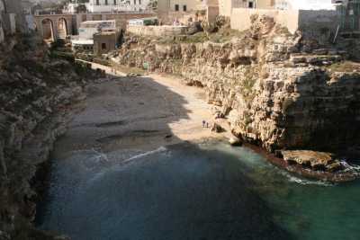 Viste mozzafiato, ponti romani, passaggi nascosti: � Lama Monachile, a Polignano